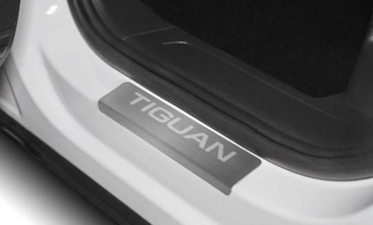 Комплект накладок на дверные пороги AutoMax дляVolkswagen Tiguan (MK2) с гравировкой Tiguan фото 3