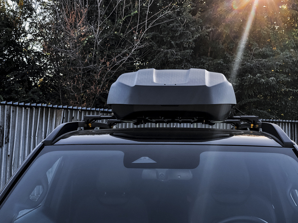 Бокс на крышу Broomer Trekka L 450 черное тиснение  фото 7