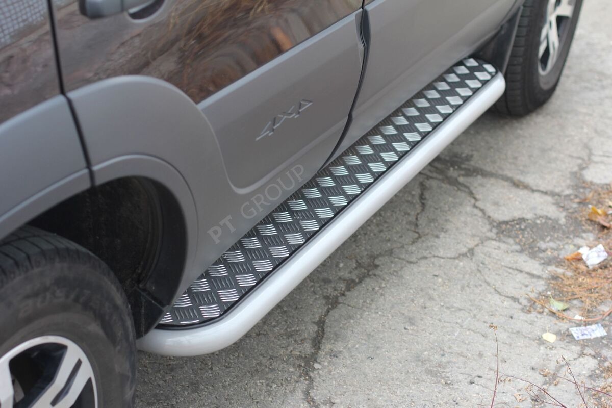 Защита порогов Искра серебристая ППК с алюминиевой площадкой PT Group для Chevrolet Niva и Lada Niva Travel (2123) d51 mm фото 3