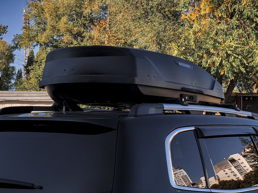 Бокс на крышу Broomer Trekka L 450 черное тиснение  фото 12